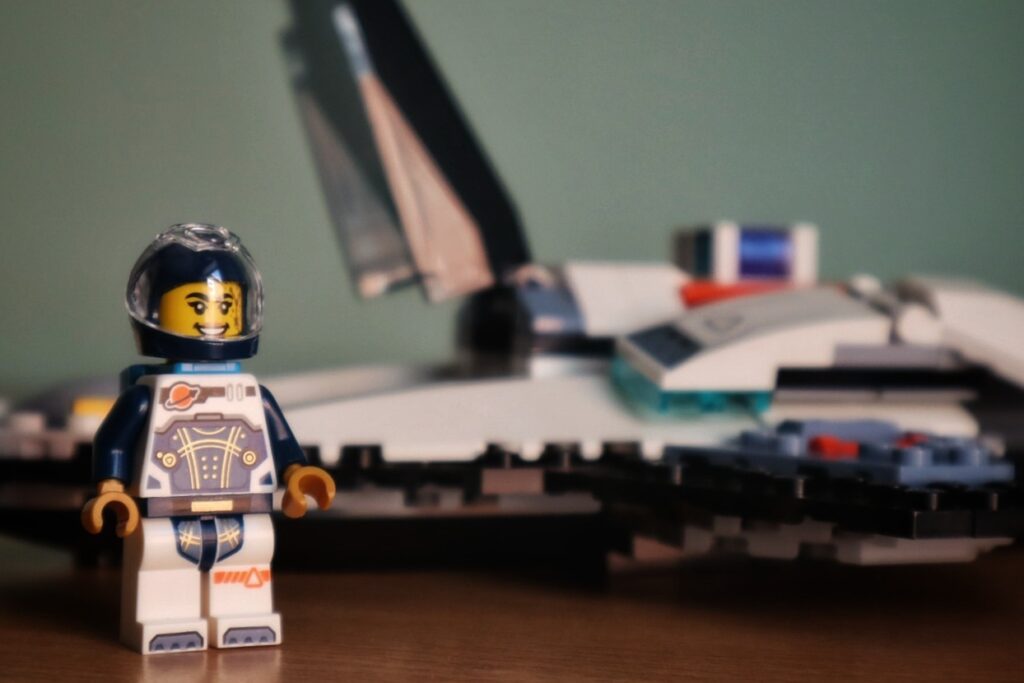 The Lego Interstellar Spaceship comes with an awesome new take on the Classic Space minifigure design | Robotic Drift